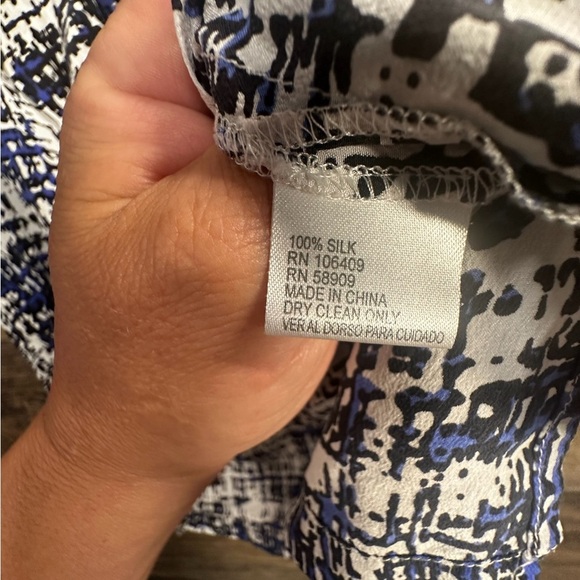 ANTONIO MELANI 100% Silk Abstract Blue White and Black Blouse Tank - Picture 9 of 10